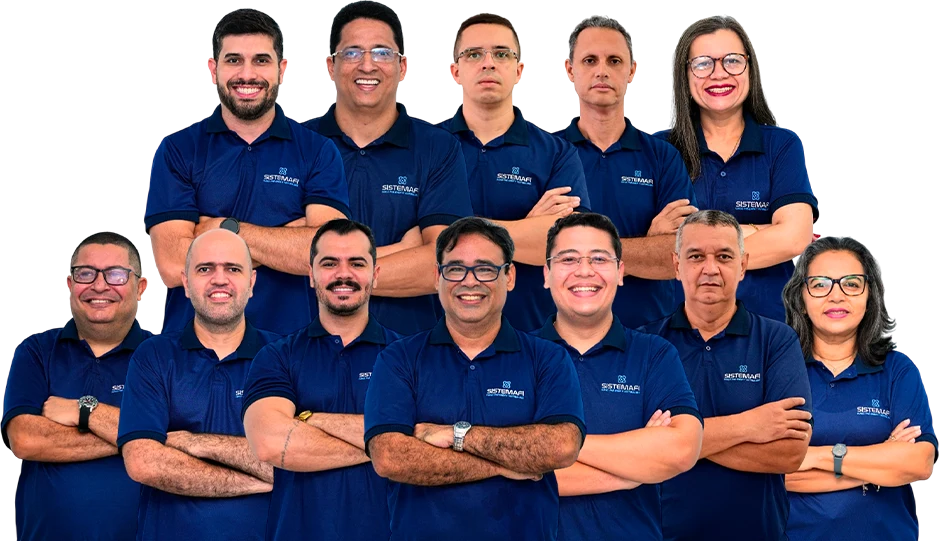 Equipe de professores do Sistemafi, de braços cruzados e sorrindo, com a camisa do curso